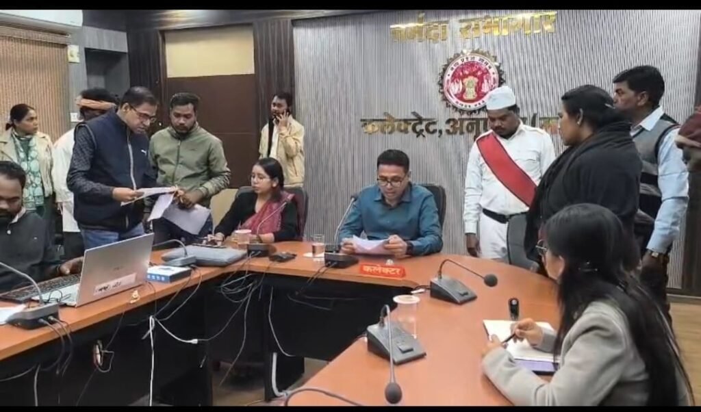 जनसुनवाई में कलेक्टर ने 42 आवेदन पत्रों में की सुनवाई 